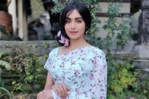 nude adah sharma|Adah Sharma Breasts Scene in Pati Patni Aur Panga .